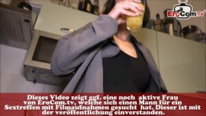 Devote Frau muss Lümmel lutschen vor dominanter