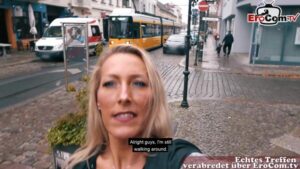 Frau schleppt eine Frau ab zum ersten Lesbensex