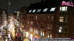 Geschlechtsakt mit Kopf aus dem Fenster halten von hinten