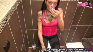 Mundfick auf Toilette mit Teeny in den Hals